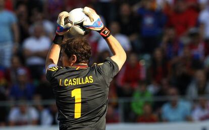 Casillas atrapa el balón en el duelo ante Serbia.
