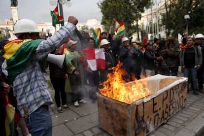 Los opositores del presidente de Bolivia, Evo Morales, celebran su renuncia en La Paz (Bolivia). Morales renunció bajo la creciente presión de los militares después de que su victoria en la reelección desencadenara semanas de acusaciones de fraude.