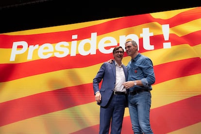 Salvador Illa, candidato del PSC, y el secretario genreal del PSOE y presidente del Gobierno, Pedro Sánchez, en un mitin en Vilanova.