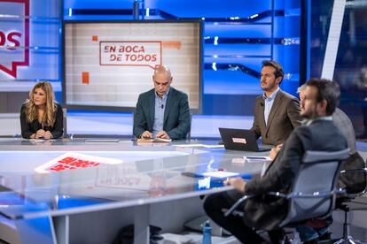 Diego Losada junto a algunos de los colaboradores de 'En boca de todos', en Cuatro.