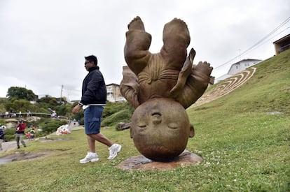 Artistas de todo el mundo exponen sus obras en 'Sculpture by de Sea', la mayor muestra de esculturas al aire libre a nivel mundial que se celebra en Sydney (Australia). En la imagen, la obra del Naidee Changmoh, de Tailandia.