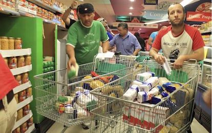 Un grupo de militantes del Sindicato Andaluz de Trabajadores (SAT) han entrado en un supermercado de &Eacute;cija para llevarse alimentos de primera necesidad destinados a un comedor social de Sevilla