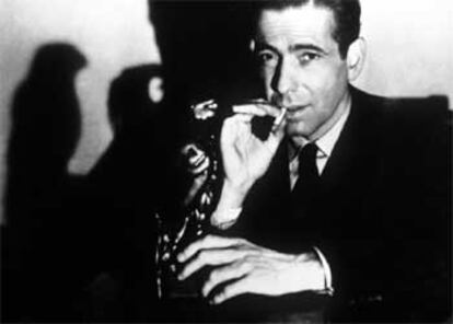 Humphrey Bogart posa con la famosa estatuilla de la película <i>El halcón maltés.</i>