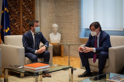 Pere Aragonès (izquierda) y Salvador Illa, al inicio de su entrevista, este martes en el Palau de la Generalitat.