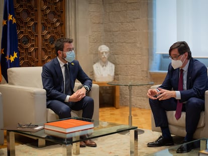 Pere Aragonès (izquierda) y Salvador Illa, al inicio de su entrevista, este martes en el Palau de la Generalitat.