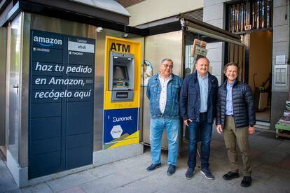 De izquierda a derecha, Román Barcón, de la Asociación de quiosqueros de Madrid; Miguel Ángel Redondo, delegado de economía, innovación y empleo en el Ayuntamiento, y Luis Sancho, cofundador de Urban Service Point, durante la presentación del nuevo proyecto de renovación para los quioscos de Madrid.