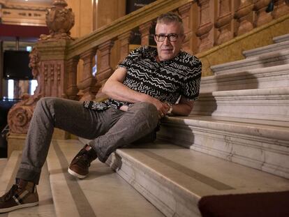 El director Emilio Sagi en la escalinata de marmol del Teatro Colón de Buenos Aires