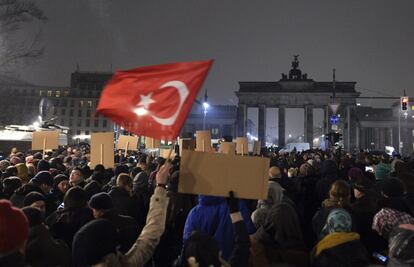 Entre los manifestantes berlineses también se podían ver banderas árabes, en rechazo al movimiento islamófobo Patriotas Europeos.