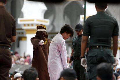 Un hombre recibe 85 azotes públicos en Aceh, la única provincia de Indonesia donde se aplica la sharia (ley islámica) y se penaliza la homosexualidad.
