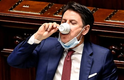 El primer ministro de Italia, Giuseppe Conte, toma un 'espresso' durante su intervención en la Cámara de Diputados, este miércoles.