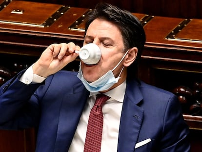 El primer ministro de Italia, Giuseppe Conte, toma un 'espresso' durante su intervención en la Cámara de Diputados, este miércoles.