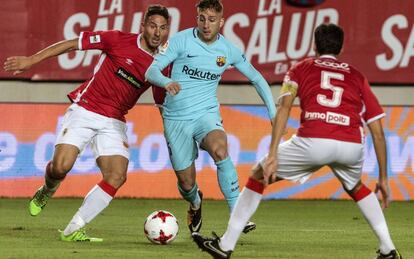 Deulofeu, entre dos jugadores del Murcia, en el partido de anoche.