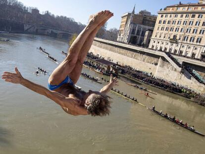 Salto desde el puente Cavour, en Roma.