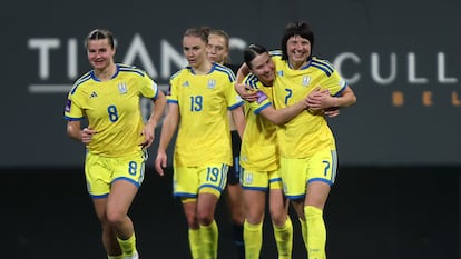Yana Kalinina (derecha) celebra con sus compañeras su gol con la selección de Ucrania el pasado martes ante Inglaterra en el Mardan Antalyaspor, en Antalya