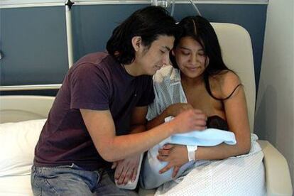 Edgar Mejía y Lucía Caisa, con su primer hijo, Dylan, ayer en un hospital madrileño.