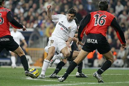 Figo, rodeado de contrarios, en una jugada del partido.