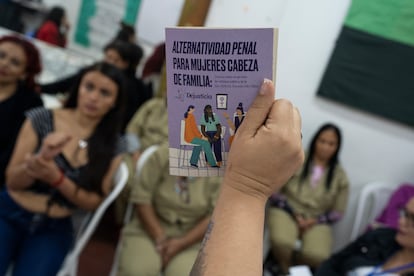 Claudia Cardona habla de la Ley de Utilidad Pública a mujeres en la cárcel de Mujeres El Buen Pastor.