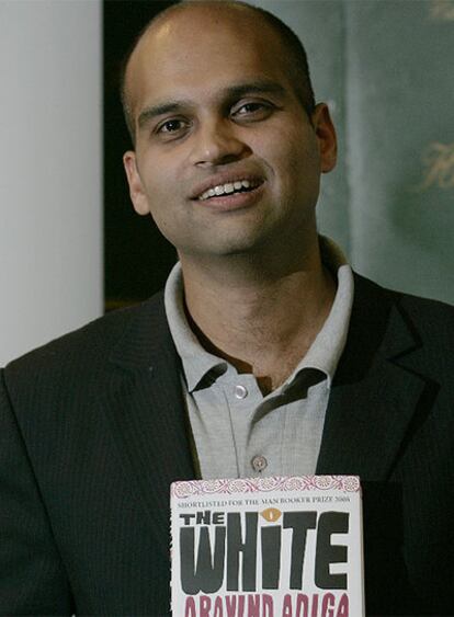 Aravind Adiga posa con la novela ganadora