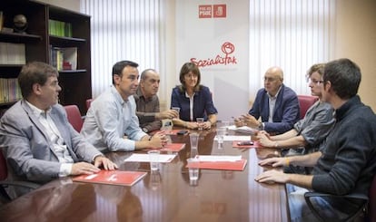 Egaña, Torres, Arriola, Mendia, Ares, González, Ruiz de Eguilaz, de izquierda a derecha en su reunión de ayer en Bilbao.