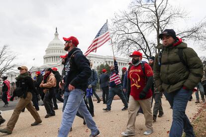 Miembros del grupo de extrema derecha Proud Boys marchan hacia el Capitolio, el 6 de enero.