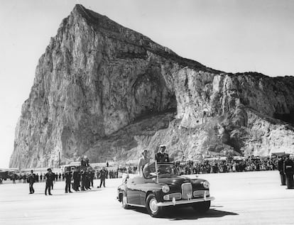 Isabel II y su marido, el duque de Edimburgo, en Gibraltar en 1954.