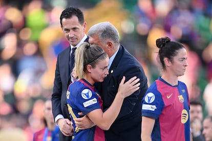 Alexia Putellas y Joan Laporta se abrazan en el Estádio José Alvalade de Lisboa tras perder la final de la Champions el sábado ante el Arsenal.