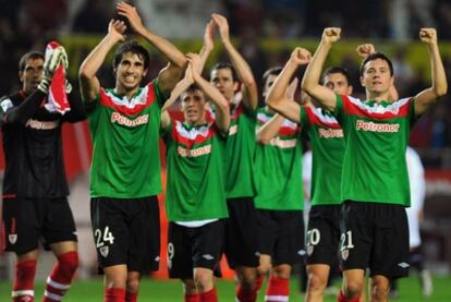 Los jugadores del Athletic celebran la victoria ante el Sevilla.