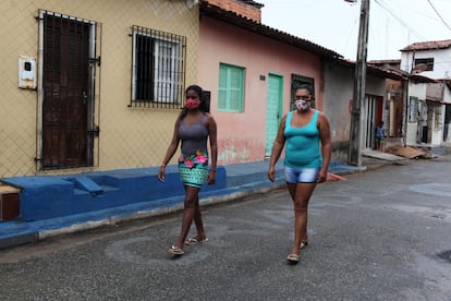 Cleanna Ferreira y una vecina que, como ella recibió la ayuda de emergencia hasta que acabó el pasado 31 de diciembre, pasean por su barrio de São Luís, el lunes pasado. 