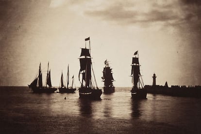 <i>Bateaux quittant le port du Havre</i><b>.  La fotografía, tomada por Gustave Le Gray en 1856 o 1857</b>, fue  vendida el sábado pasado por 917.000 euros.