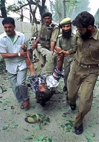 La policía traslada a un hombre muerto en un atentado en Srinagar.