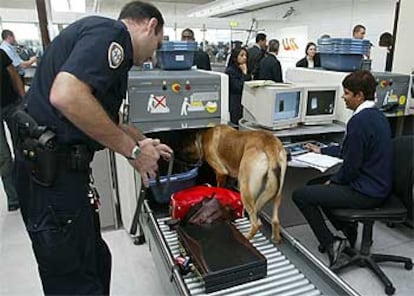 Un agente de seguridad examina equipajes con un perro adiestrado en el aeropuerto Charles de Gaulle de París.