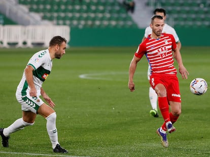 Soldado golpea el balón ante Gonzalo Verdú este domingo en el Estadio Martínez Valero.