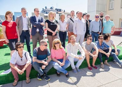 El director de San Sebastián 2016, Pablo Berástegui, sentado en el centro, junto a representantes de festivales e instituciones culturales de Gipuzkoa.