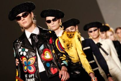 Los toreros fueron una de las referencias favoritas del fallecido diseñador Franco Moschino. La marca que lleva su nombre, diseñada desde 1994 por su antigua ayudante Rosella Jardini, ha recuperado sus chaquetas y monteras para su colección de primavera/verano 2012.