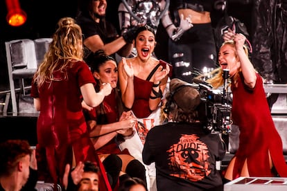 La lorquiana sororidad de 'Eaea', empujada por la impresionante interpretación vocal de Blanca Paloma, se ha convertido en la noche del sábado en la ganadora del Benidorm Fest 2023. En la foto, Blanca Paloma celebra la victoria de su apuesta flamenca.