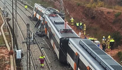 Vista superior del convoy accidentado. Se ha habilitó un centro de atención a los familiares y a las víctimas en el pabellón deportivo de Vacarisses y otro en la estación de Sants de Barcelona.