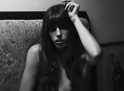 La sensualidad femenina y el erotismo juegan en torno a la cama. La joven promesa francesa Lou Doillon nos traslada a las historias y fotografías de los años 60, en blanco y negro, inspiradas en el cine de Pasolini y Antonioni.