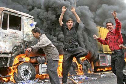Jóvenes iraquíes celebran el ataque contra un camión ayer en una carretera en Mosul.