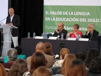 Arturo P&eacute;rez Reverte, en un momento de su discurso. 