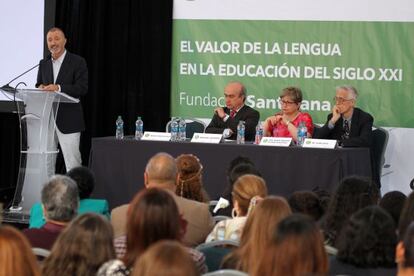 Arturo P&eacute;rez Reverte, en un momento de su discurso. 