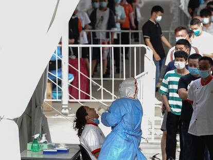 Una enfermera hace test de coronavirus a personas que visitaron el mercado de Xinfadi, en Pekín, este miércoles.