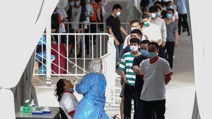 Una enfermera hace test de coronavirus a personas que visitaron el mercado de Xinfadi, en Pekín, este miércoles.