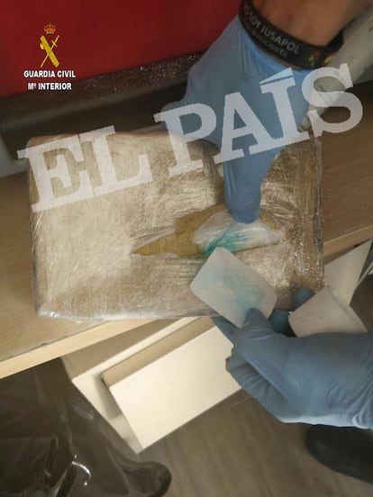 Agente da polícia espanhola exibe papel reagente que indica a presença de cocaína nos pacotes. O caso provocou constrangimento no Planalto. A Aeronáutica também abriu um inquérito para apurar o tema. Em coletiva de imprensa, um porta-voz da força brasileira não quis responder se a bagagem do sargento havia ou não sido inspecionada no Brasil.