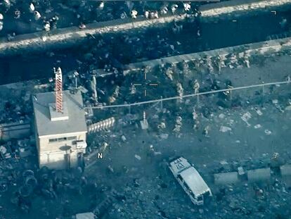 Vista aérea de la zona del atentado suicida en el aeropuerto de Kabul del 26 de agosto de 2021 tras la explosión.