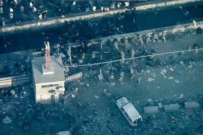 Vista aérea de la zona del atentado suicida en el aeropuerto de Kabul del 26 de agosto de 2021 tras la explosión.