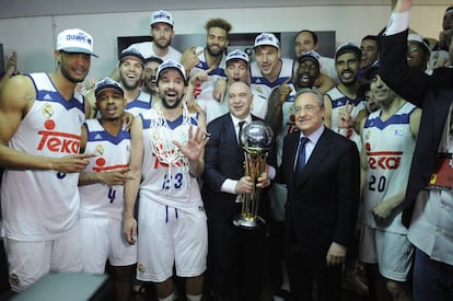 Los jugadores y el cuerpo técnico del Real Madrid, acompañados por el presidente blanco, Florentino Pérez, celebran su victoria en la final de la Copa del Rey, tras derrotar al Valencia Basket 97-95, en el encuentro que han disputado esta tarde en el Fernando Buesa Arena de Vitoria.