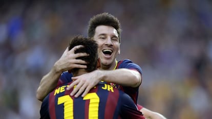 Messi y Neymar se abrazan tras el 1 a 0