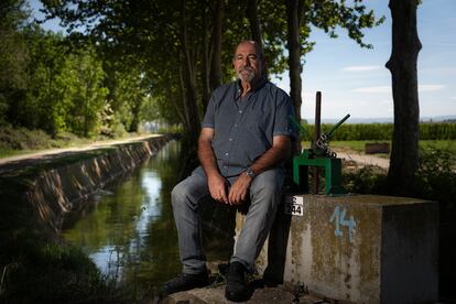 Jaume Pedrós, responsable de regadíos de Unió de Pagesos, este martes junto a un canal de riego antes de que se rebaje al mínimo la lámina de agua.