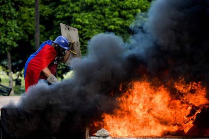 Un centenar de personas se enfrentó, por segundo día consecutivo, a efectivos de la Guardia Nacional Bolivariana (GNB, policía militarizada) frente a la base aérea militar de La Carlota en Caracas, después de que culminara el denominado "trancazo" convocado por la oposición venezolana. En la imagen, un activista de la oposición de Venezuela se enfrente a militares.