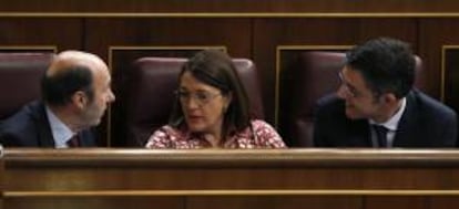 El secretario general del PSOE, Alfredo Pérez Rubalcaba (i), conversa con la portavoz socialista, Soraya Rodríguez y el diputado Eduardo Madina, durante la sesión de control al Ejecutivo que hoy tiene lugar en el Congreso de los Diputados.